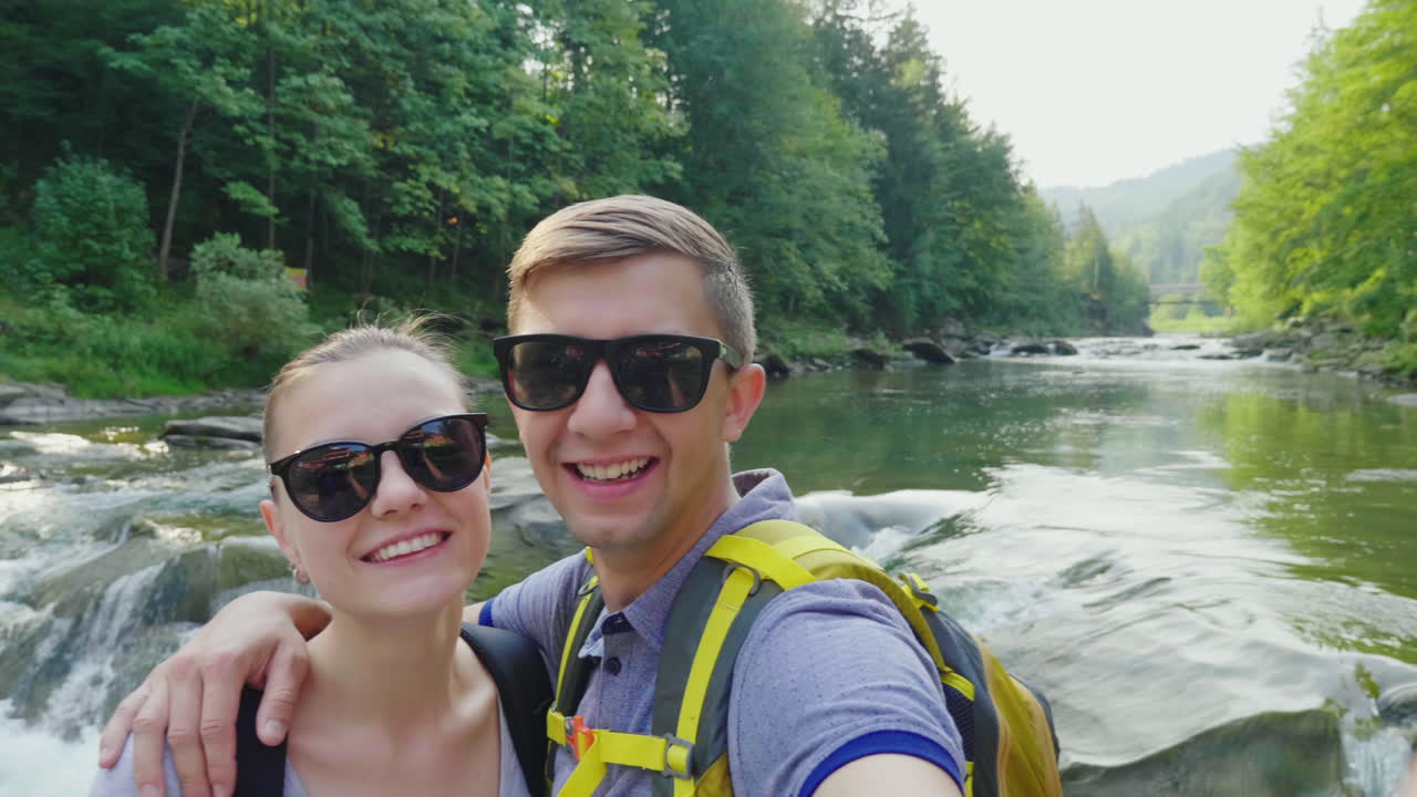 красивый водопад в горах вода течет по камням