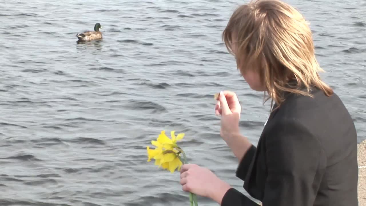 바 ⁇ 에서 휴식을 취하는 비즈니스 여인