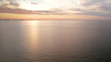 Goldener-Orangefarbener-Sonnenaufgang-Aus-Der-Luft-über-Der-Danziger-Bucht-In-Der-Nähe-Von-Gdingen-(Orlowo).