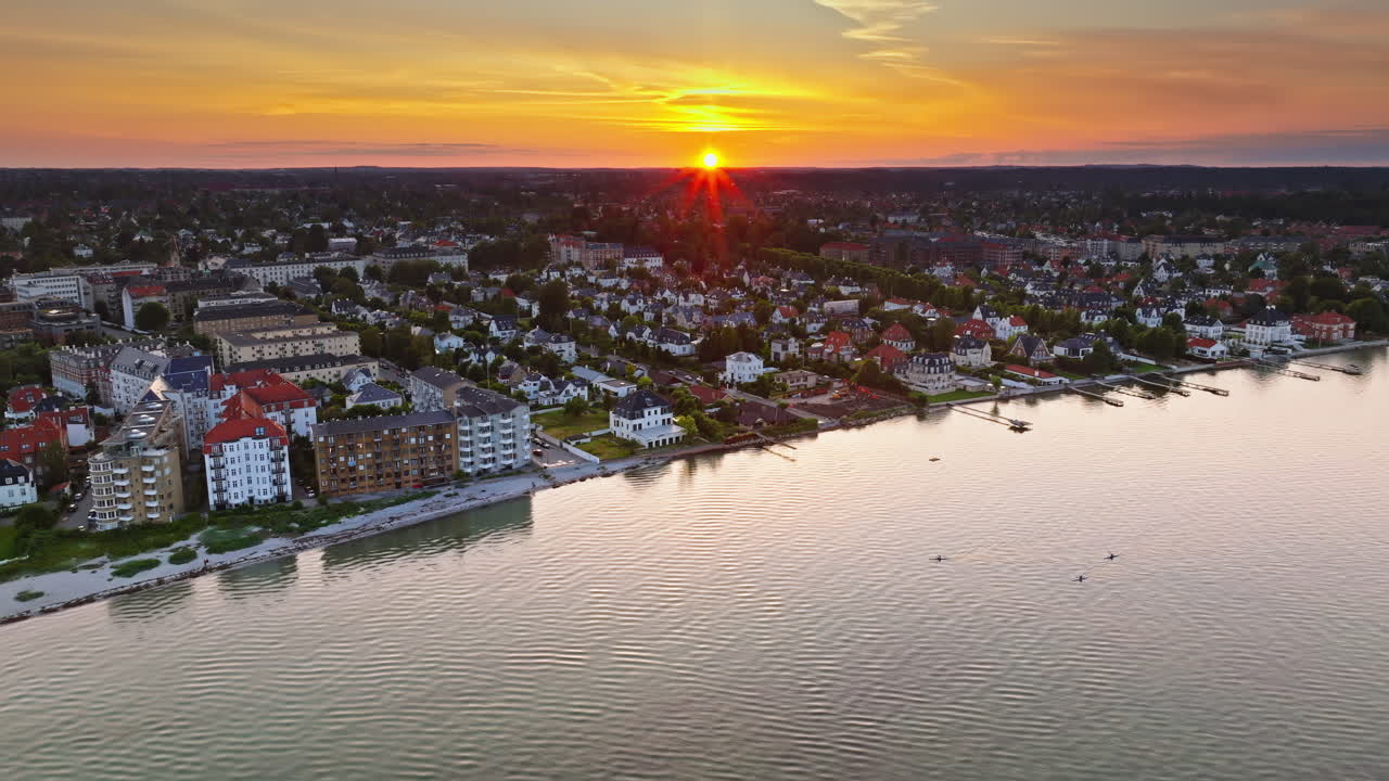 Dronebillede i fugleperspektiv af Osterbo Nord, Nordhavns havneområde ved Øresunds kyst ved solnedgang