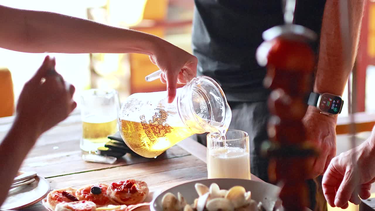 servicio de comidas al aire libre y cerveza