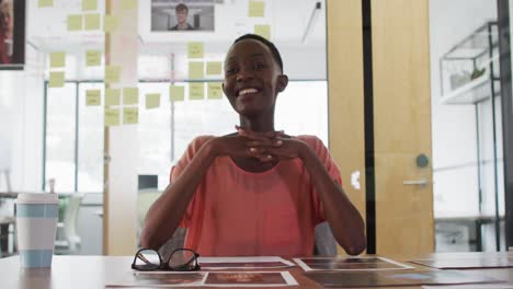 Sonriente-Mujer-De-Negocios-Afroamericana-En-El-Escritorio-Hablando-Y-Haciendo-Gestos-Durante-Una-Videollamada-En-La-Oficina