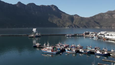 Südafrika-Hout-Bay-Harbour-Mit-Bergen-Und-Chapman&#39;s-Peak-Im-Hintergrund-Und-Fischerbooten-Am-Dock