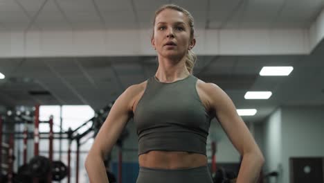 caucasian woman lifting barbell in the gym.