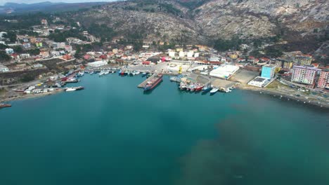 los barcos pesqueros y comerciales están anclados en el pequeño puerto de shengjin en albania, vista aérea