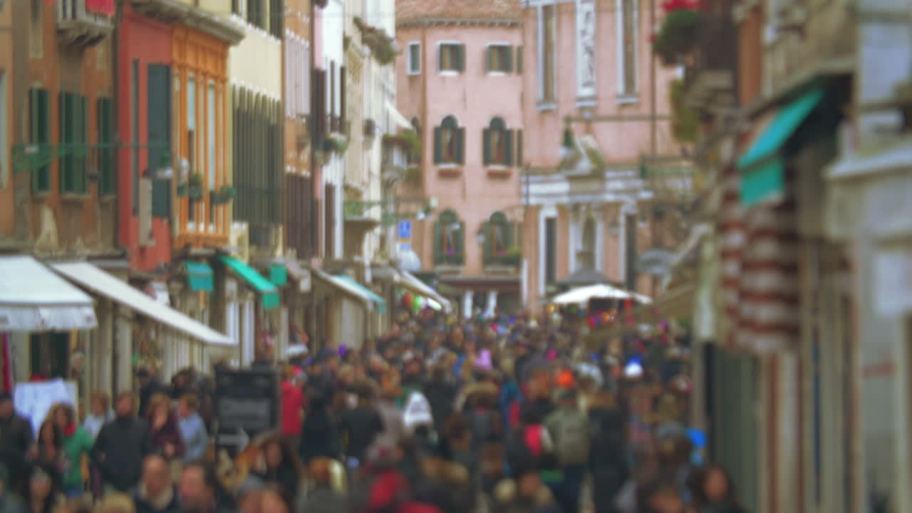 베네치아 거리를 따라 는 사람들의 군중