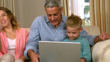 Lächelnde-Familie,-Die-Technologie-Nutzt