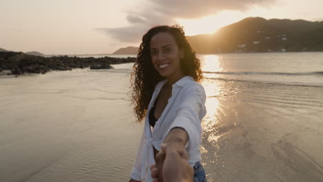 Mujer-Feliz-Sonriendo-En-La-Playa