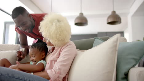 Vielfältige-Familie-Genießt-Gemeinsame-Zeit-Auf-Der-Couch-Zu-Hause