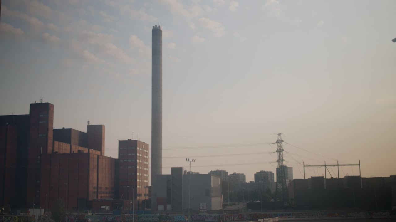 lapso de tiempo de la planta de energía suvilahti que va del mediodía a la noche