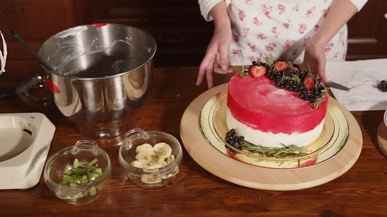 맛있는 층 케이크 장식