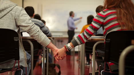 Estudiantes-Tomados-De-La-Mano-En-Clase