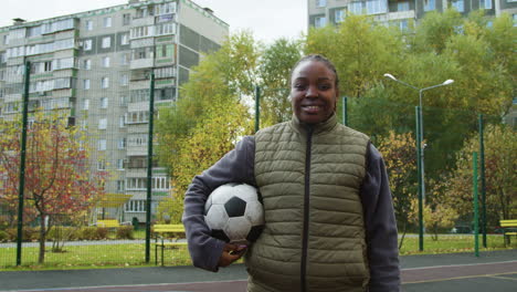 Frau-Hält-Einen-Ball