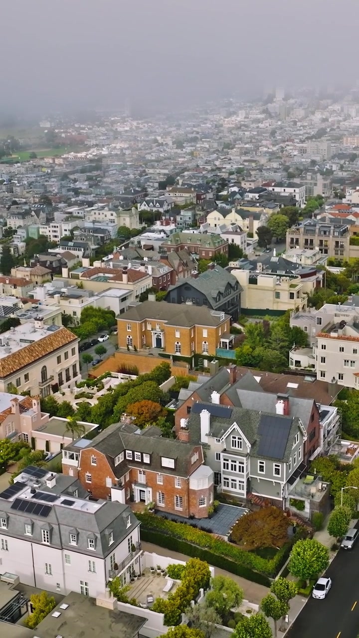 San Francisco'da trafik, yürüyen insanlar ve sokakların bulunduğu şehir manzarası