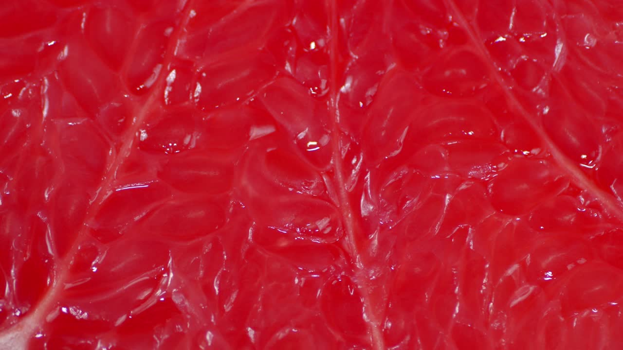 el pomelo jugoso maduro gira lentamente. el fondo macro.