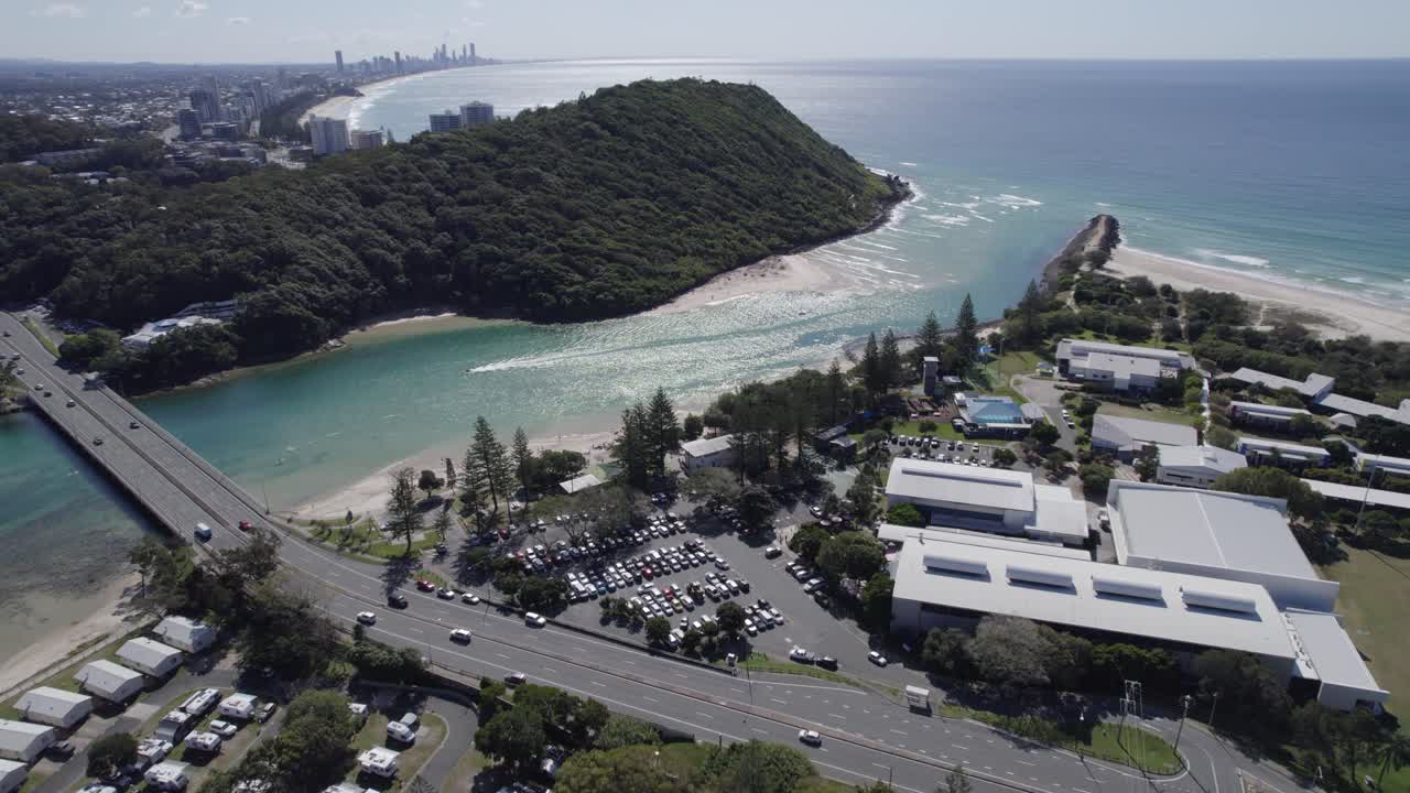 burleigh heads, qld, australia의 tallebudgera creek bridge에서 운전하는 자동차의 공중 전망