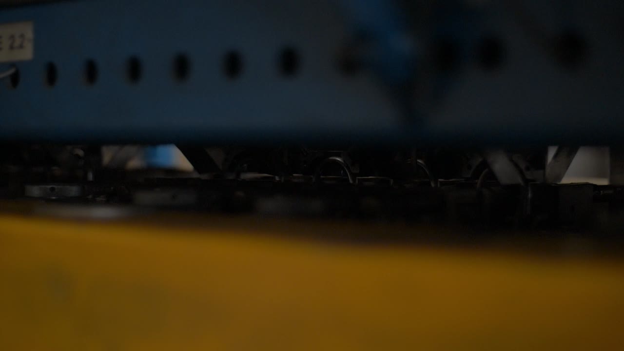 Equipamento de soldagem automatizado processando peças metálicas em fábrica de metalurgia