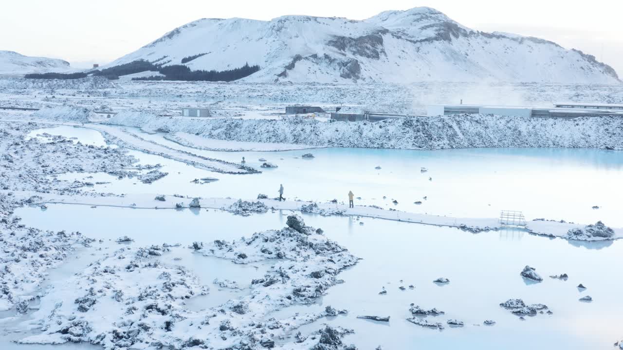 아이슬란드에 있는 블루 라군의 마법 같은 색의 물을 바라보는 커플, 공중