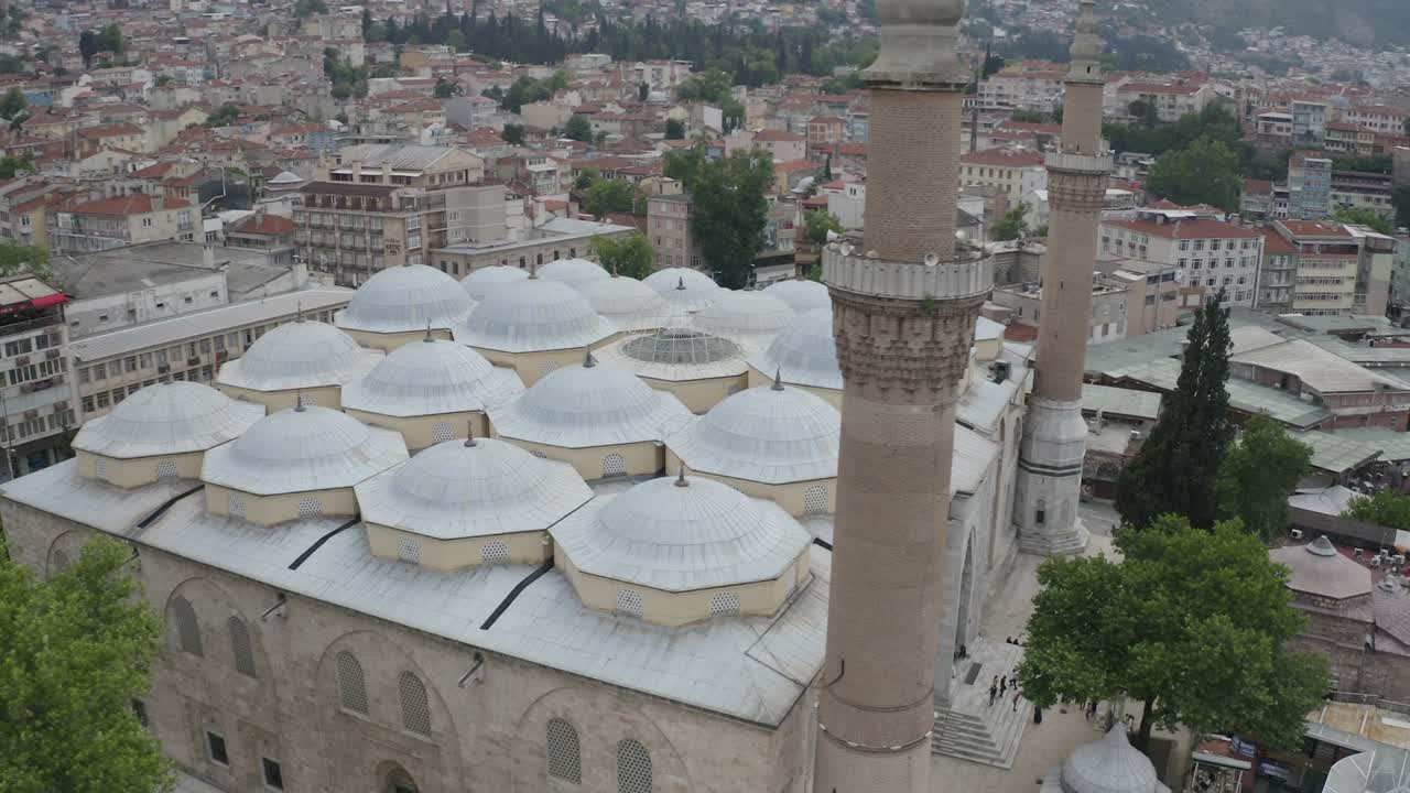 la gran mezquita de bursa o ulu cami es una mezquita en bursa, turquía. construida en el siglo xiv.