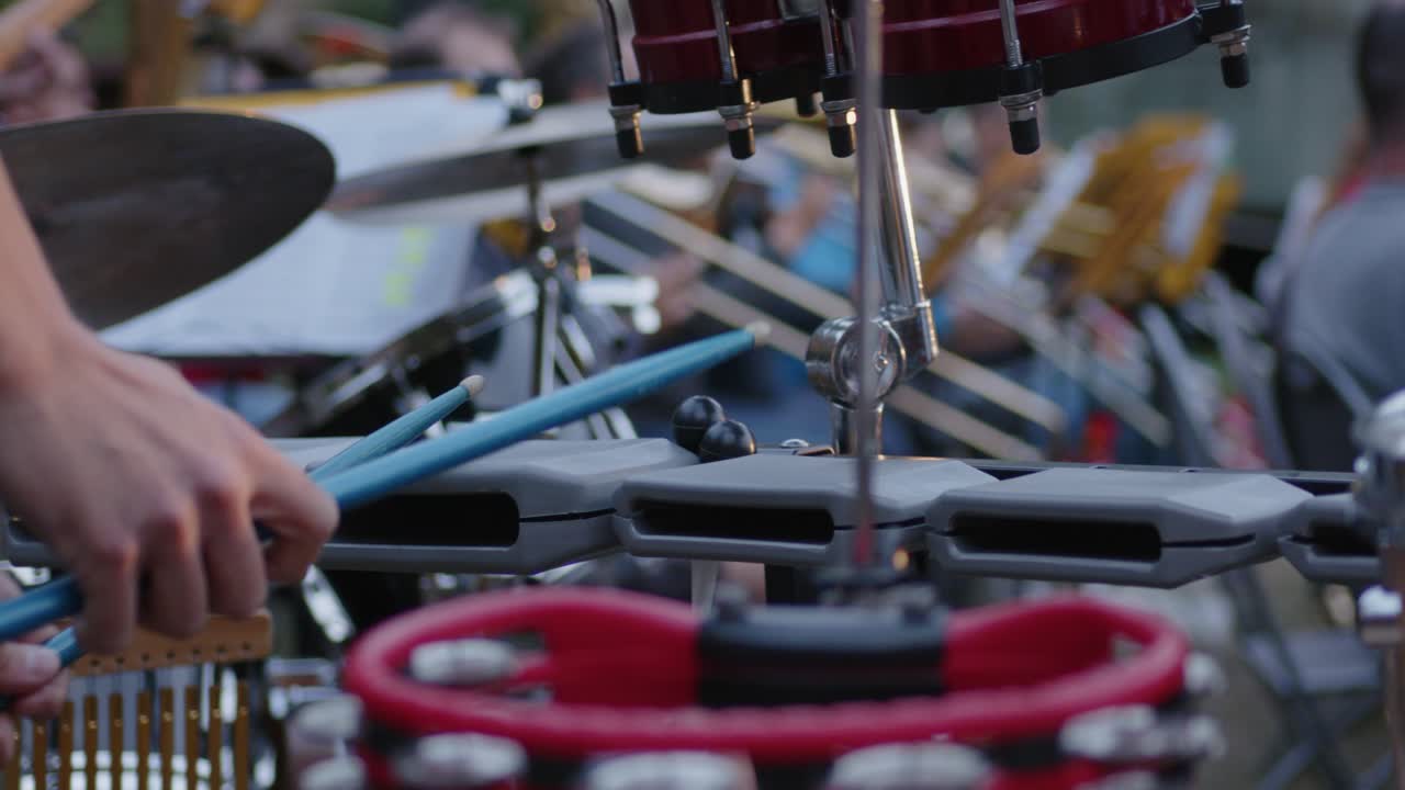 드러머는 유선 악기를 연주