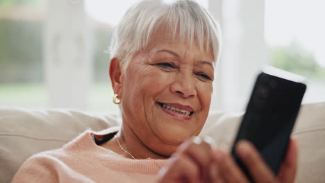 Senior-woman,-smartphone-and-laugh-on-social