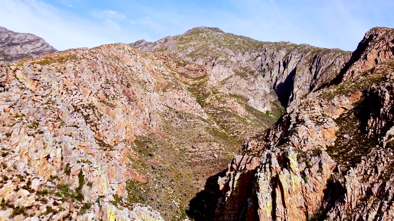 Formazioni rocciose aspre di arenaria del monte Langeberg a Montagu, vista aerea.