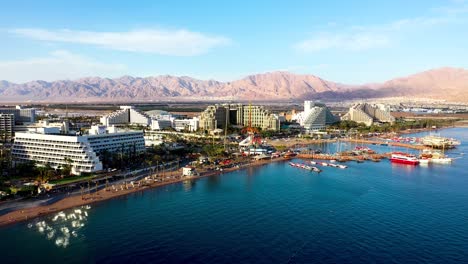 Hoteles-Y-Resorts-De-Lujo-Junto-A-La-Playa-Del-Mar-Rojo-En-La-Ciudad-De-Eital-En-El-Sur-De-Israel,-Hora-Dorada