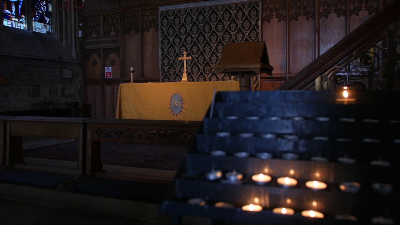 altar y velas encendidas en una catedral de la iglesia