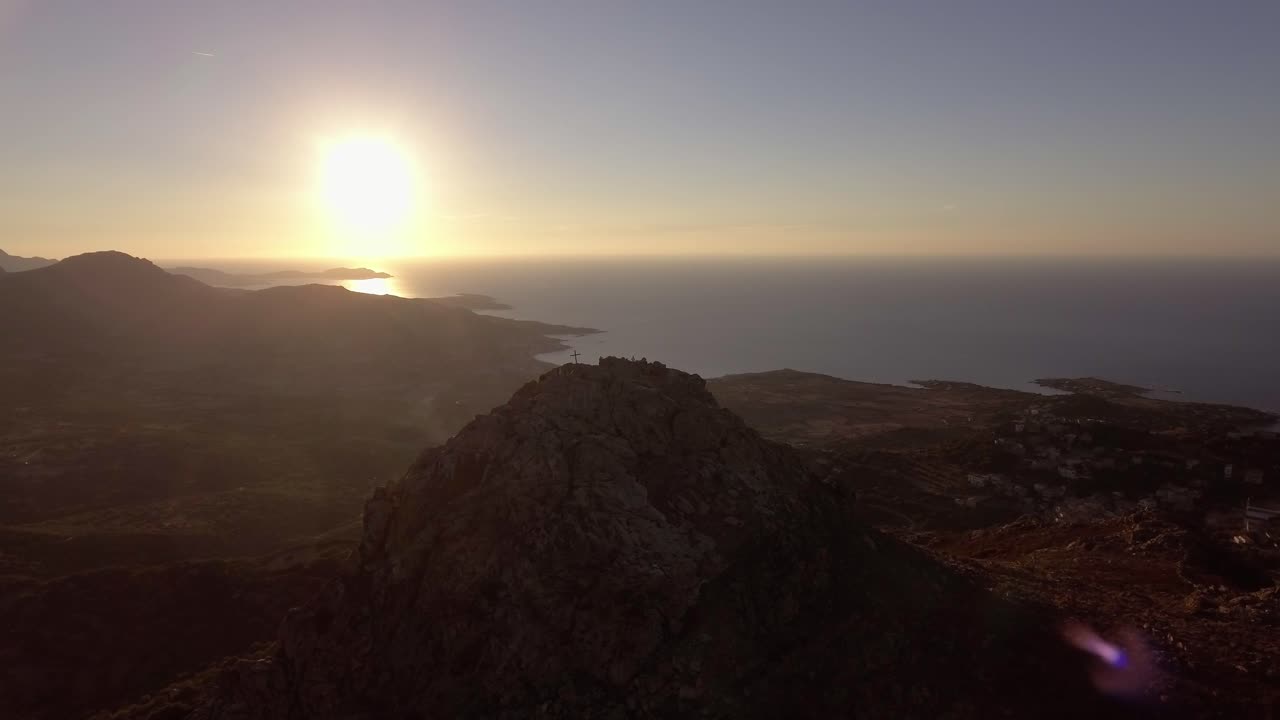 Vista Aérea de uma Montanha ao Lado do Mar Mediterrâneo.