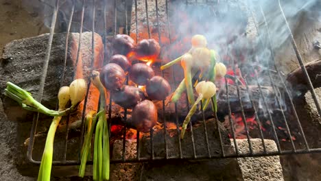 Auf-Dem-Grill:-Chorizos-Und-Zwiebeln,-Am-Holzfeuer-Gegart