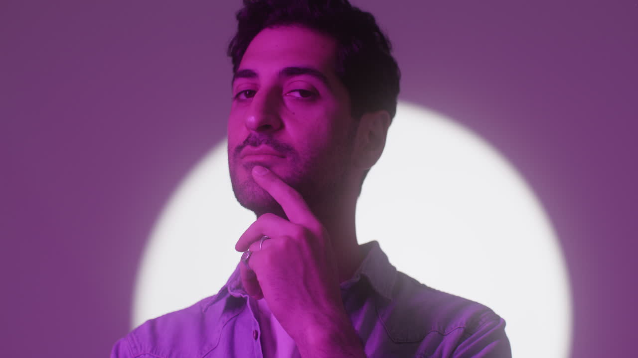 красивый мужчина прикасается к его лицу