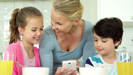 Familie-Nutzt-Mobiltelefon-Beim-Frühstück