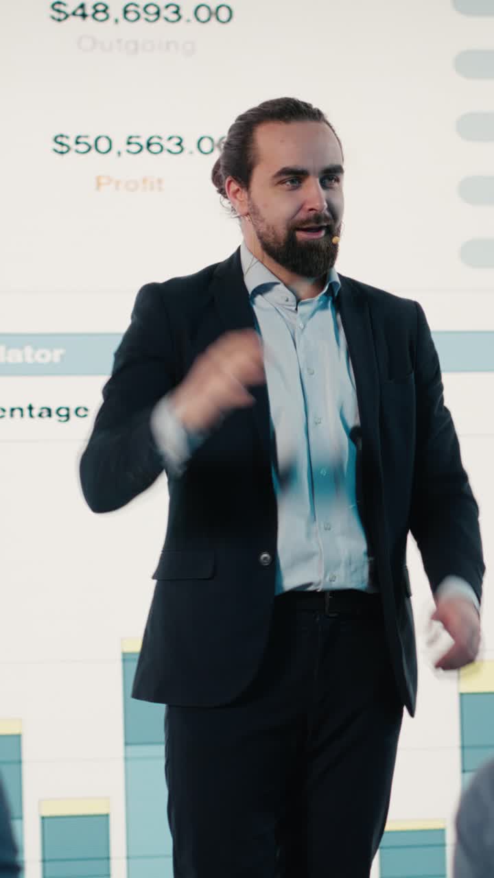 Presentación sobre vídeo vertical en un foro de negocios durante un evento de liderazgo a cargo de un emprendedor