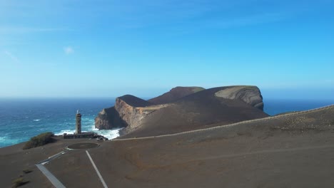 la isla de faial cubierta de cenizas del volcán capelinhos, azores