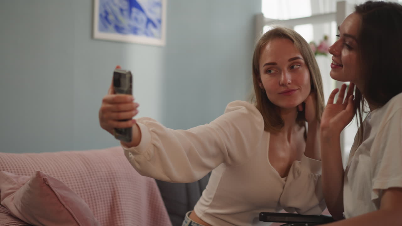 mujer rubia disfruta tomando selfies con su novia discapacitada