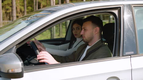 Mann-Lernt-Autofahren