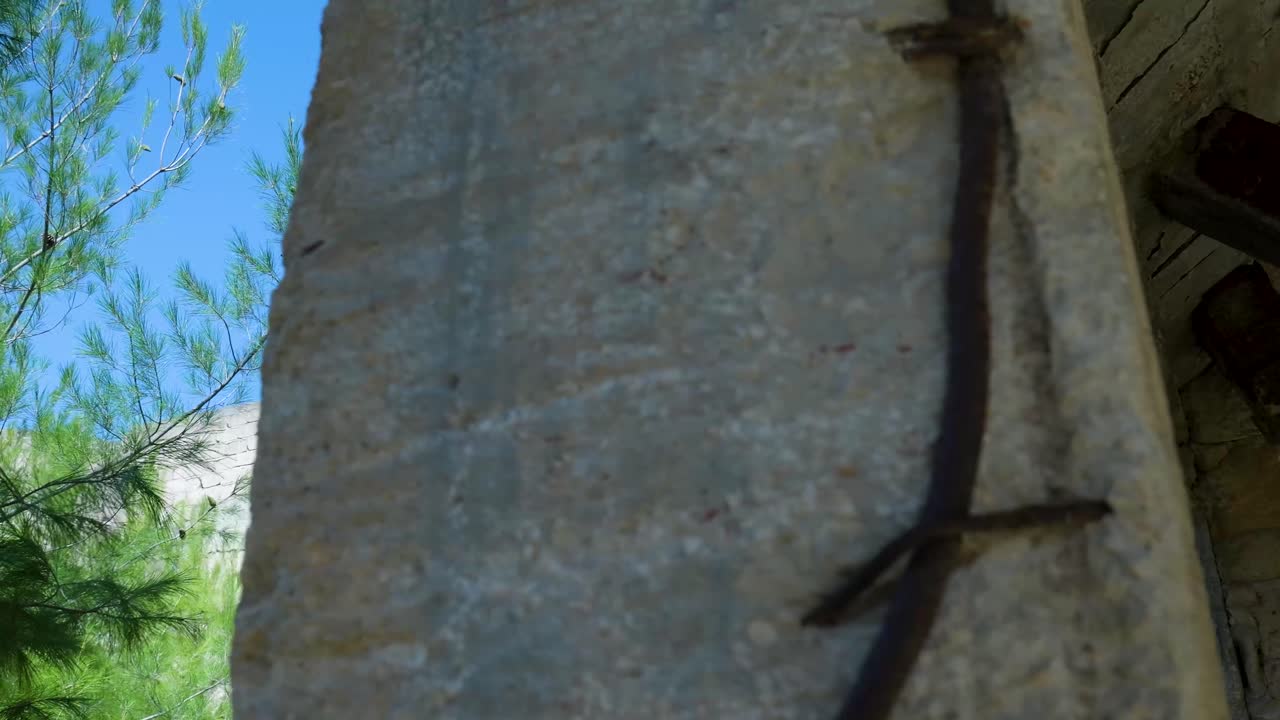 cantera abandonada con maquinaria oxidada y paredes de hormigón