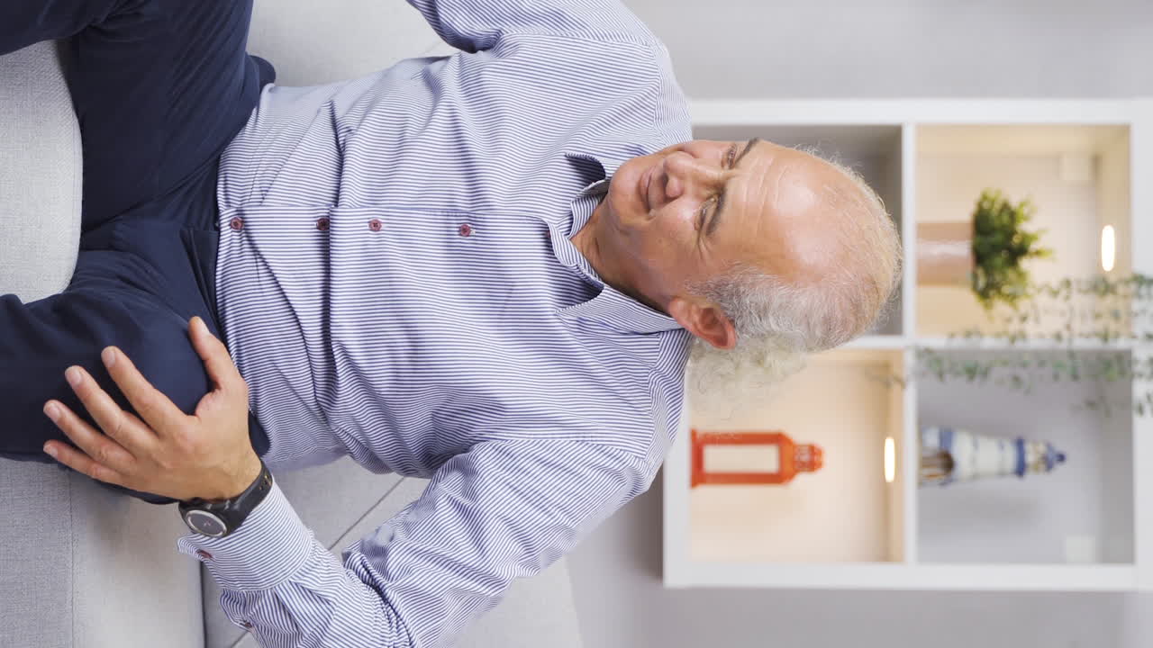 vídeo vertical de un anciano emocional.