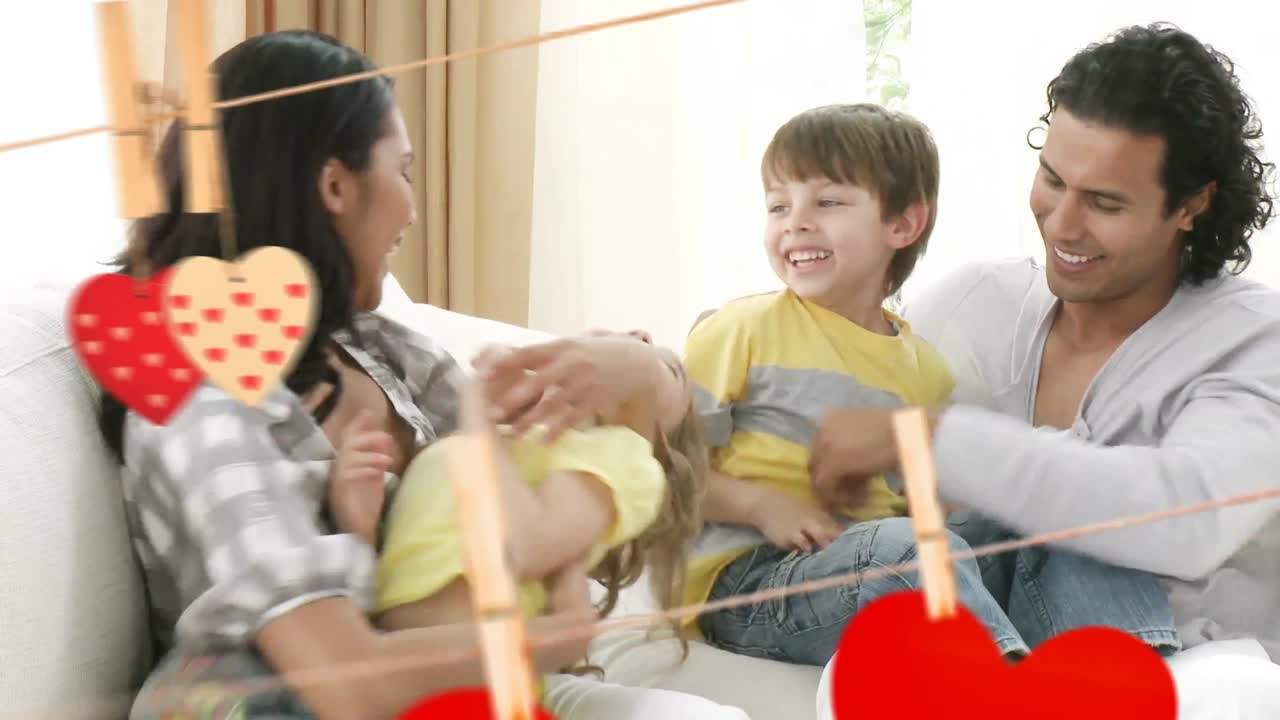 집 에서 즐겁게 지내는 가족