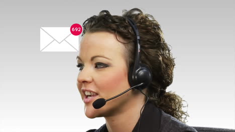 animación de un sobre con números sobre una mujer de negocios con auriculares