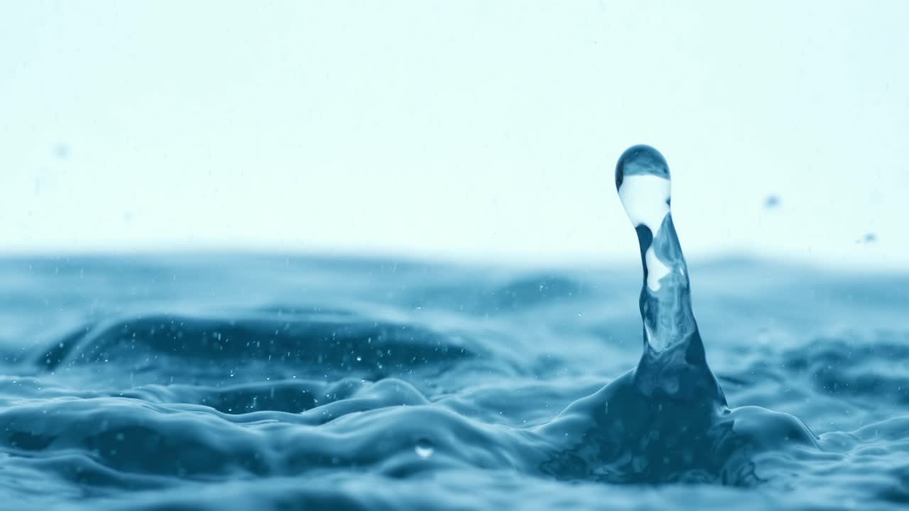 ⁇ 방울이 아주 느린 속도로 떨어지고 있습니다.