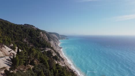 Atemberaubende-Küste-Der-Insel-Lefkada-Mit-Türkisfarbenem-Wasser-Am-Strand-Von-Egremni,-Griechenland