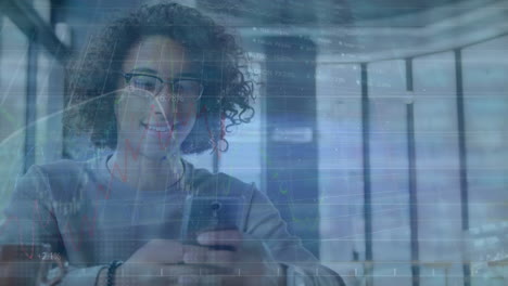 animación del procesamiento de datos sobre un hombre biracial usando un teléfono inteligente