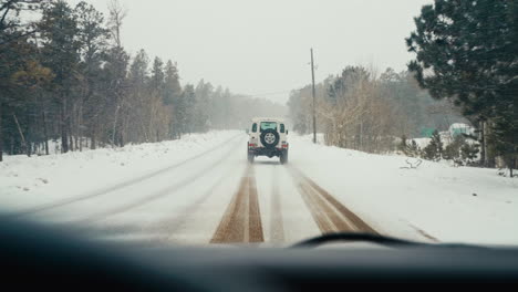 Land-Rover-Defender-D90-Conduciendo-Hacia-La-Carretera-Rural-Cubierta-De-Nieve-En-Las-Montañas-Rocosas-Bosque-Alpino-Madera-Cerca-De-Nederland-Boulder-Colorado