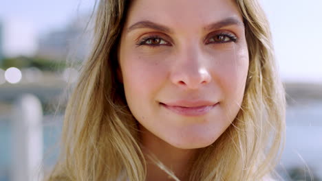 feliz, sonrisa y rostro de mujer en la playa para viajar