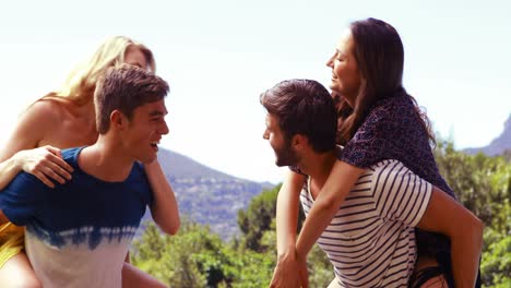 hombres guapos devolviendo el cerdo a sus novias