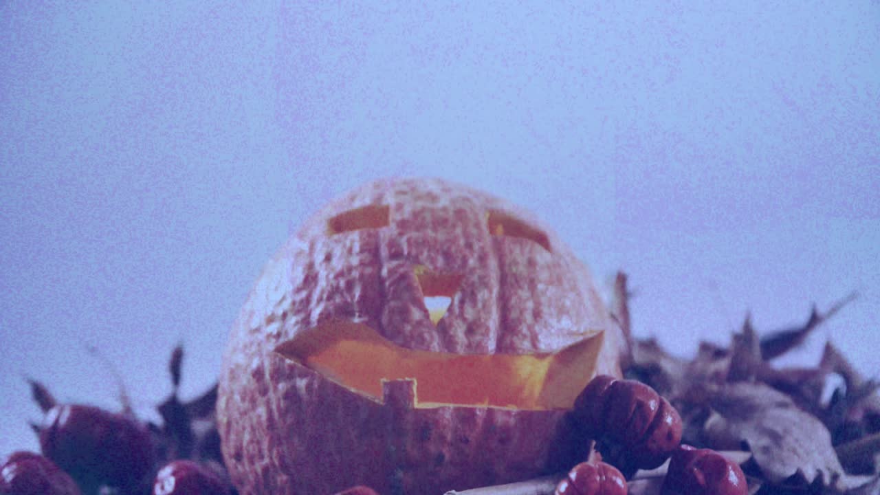 halloween tallada lámpara de calabaza aterradora contra el efecto de textura grunge sobre fondo blanco