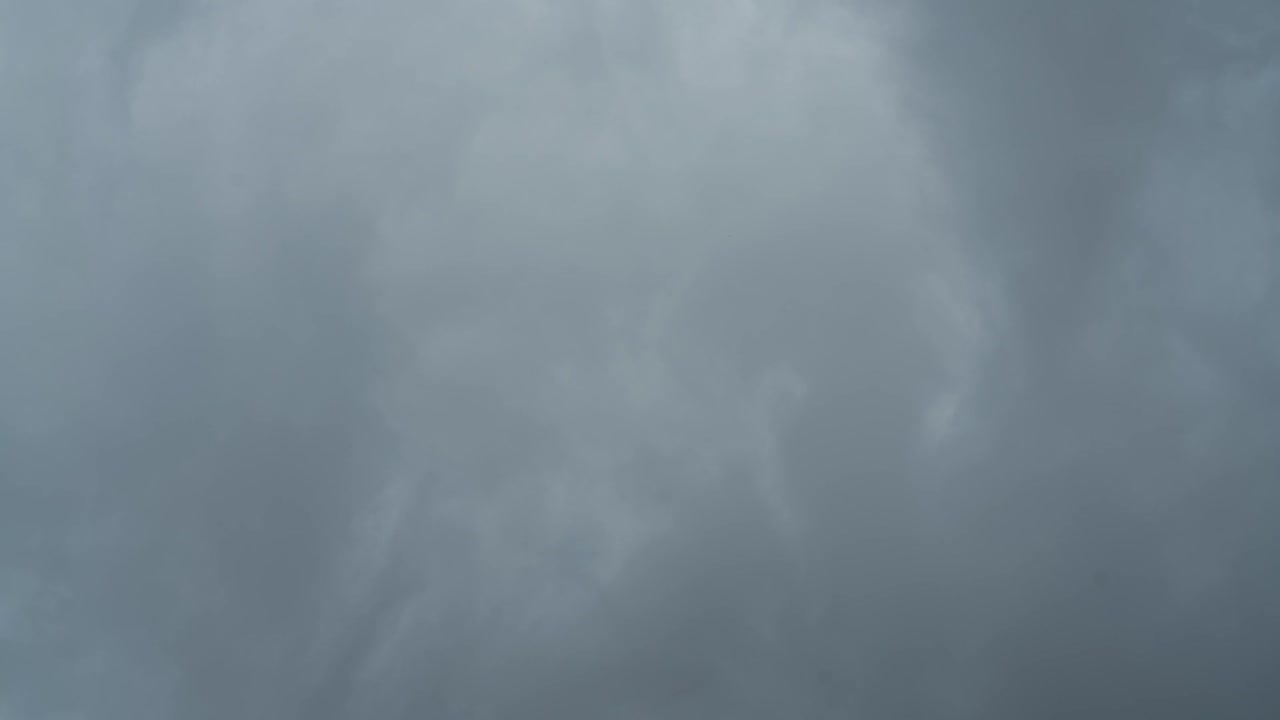 4k 타임 스 구름은 폭풍이 시작되기 전에 움직입니다.