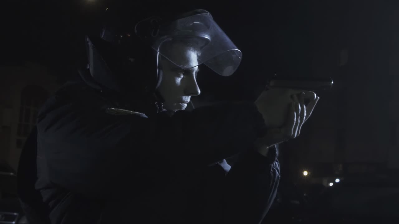 un oficial de policía apuntando un arma al delincuente