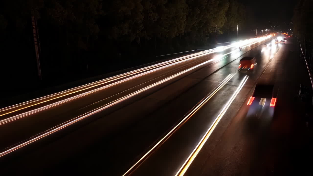 tráfico nocturno en las carreteras